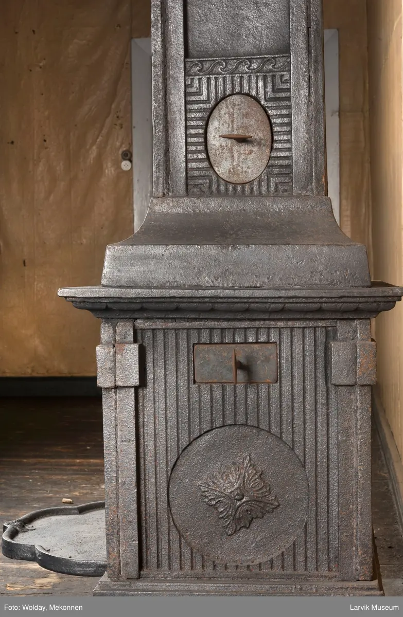 Ovn med avtrappet topp, ovalt, bølget askebrett. 
1. etasje langside: halvsirkelformet. Døren er hengslet i underkant. Over denne på plate står det Fritzøe Wærk. Riflet bunn, lisener med bladverk ved hjørnene. 1. etsje kortside: Rosett, riflet bunn, 
2. etasje langside: Rundbuet åpning, lister til 4 etasjeplater. Over åpning 2 overflødighetshorn, under palmett i riflet ramme. kannelserte pilastre i hjørnene. 2. etasjekortside: Rosett på riflet bunn, bølgemeander.