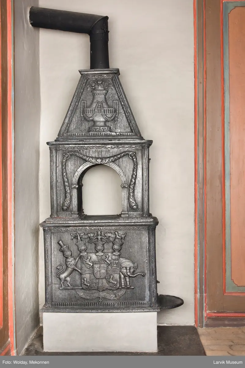 1. Etasje langside: grev Christian Ahlefeldt Laurvigs våpen 
1. Etasje kortside: krigerske emblemer over dør 
2. etasje langside: rundbuet åpning omgitt av girlander 
2.etasje kortside: sammenslynget CAL under grevekrone topp langside.: Vase i Louis XVI topp.kortside: Overflødighetshorn.