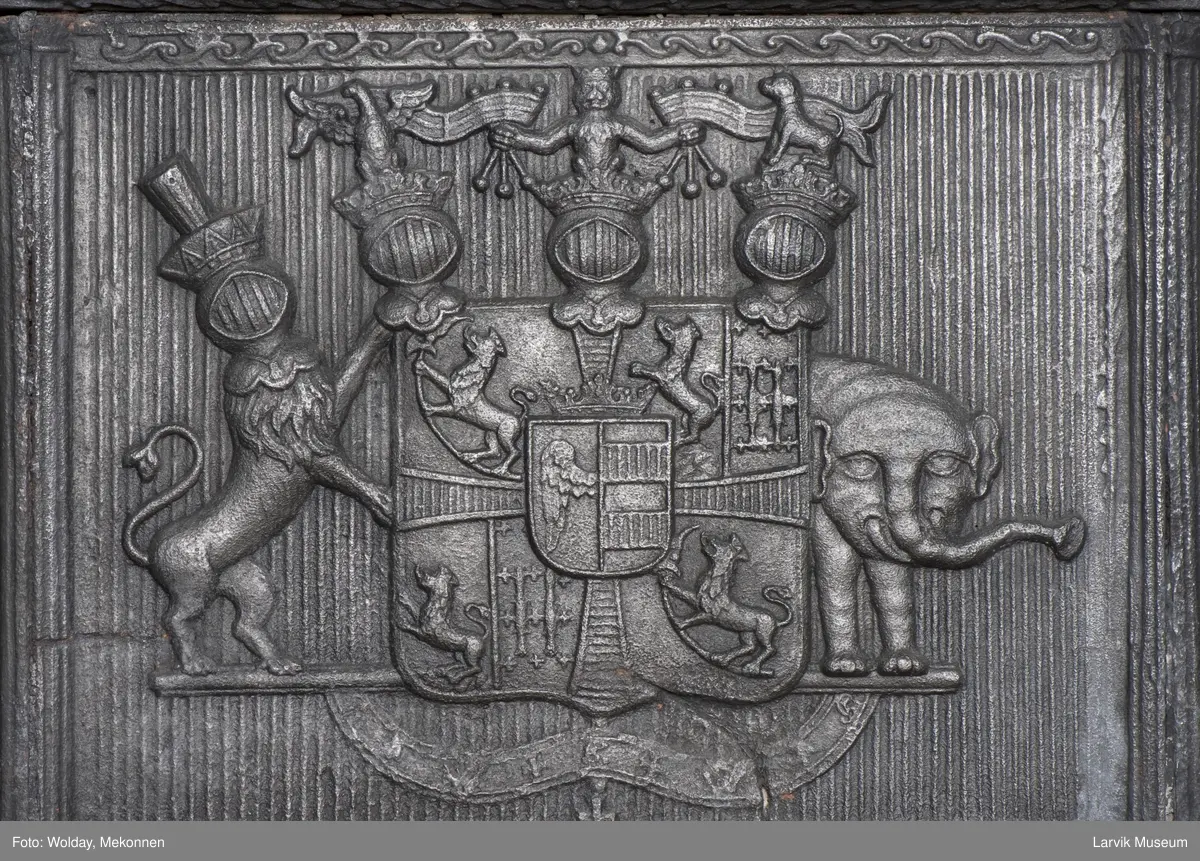 1. Etasje langside: grev Christian Ahlefeldt Laurvigs våpen 
1. Etasje kortside: krigerske emblemer over dør 
2. etasje langside: rundbuet åpning omgitt av girlander 
2.etasje kortside: sammenslynget CAL under grevekrone topp langside.: Vase i Louis XVI topp.kortside: Overflødighetshorn.