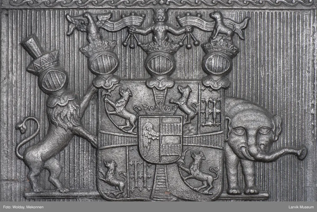 1. Etasje langside: grev Christian Ahlefeldt Laurvigs våpen 
1. Etasje kortside: krigerske emblemer over dør 
2. etasje langside: rundbuet åpning omgitt av girlander 
2.etasje kortside: sammenslynget CAL under grevekrone topp langside.: Vase i Louis XVI topp.kortside: Overflødighetshorn.