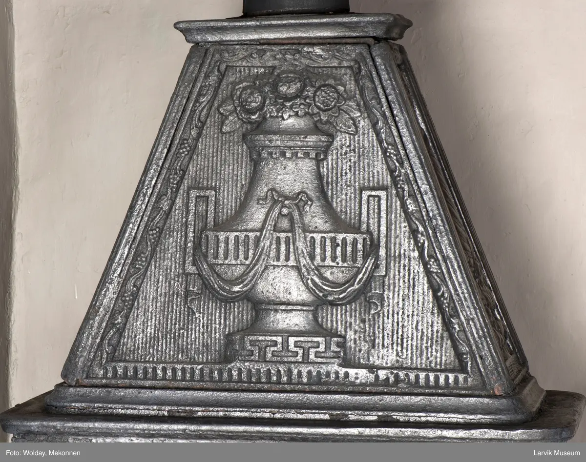 1. Etasje langside: grev Christian Ahlefeldt Laurvigs våpen 
1. Etasje kortside: krigerske emblemer over dør 
2. etasje langside: rundbuet åpning omgitt av girlander 
2.etasje kortside: sammenslynget CAL under grevekrone topp langside.: Vase i Louis XVI topp.kortside: Overflødighetshorn.