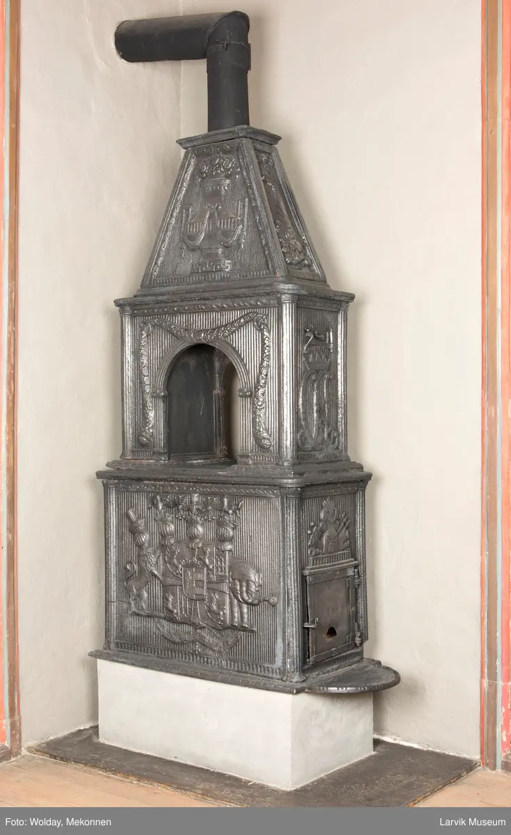 1. Etasje langside: grev Christian Ahlefeldt Laurvigs våpen 
1. Etasje kortside: krigerske emblemer over dør 
2. etasje langside: rundbuet åpning omgitt av girlander 
2.etasje kortside: sammenslynget CAL under grevekrone topp langside.: Vase i Louis XVI topp.kortside: Overflødighetshorn.