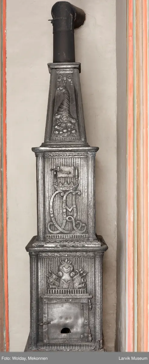 1. Etasje langside: grev Christian Ahlefeldt Laurvigs våpen 
1. Etasje kortside: krigerske emblemer over dør 
2. etasje langside: rundbuet åpning omgitt av girlander 
2.etasje kortside: sammenslynget CAL under grevekrone topp langside.: Vase i Louis XVI topp.kortside: Overflødighetshorn.