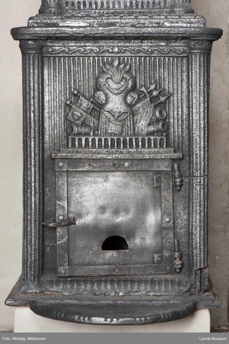 1. Etasje langside: grev Christian Ahlefeldt Laurvigs våpen 
1. Etasje kortside: krigerske emblemer over dør 
2. etasje langside: rundbuet åpning omgitt av girlander 
2.etasje kortside: sammenslynget CAL under grevekrone topp langside.: Vase i Louis XVI topp.kortside: Overflødighetshorn.