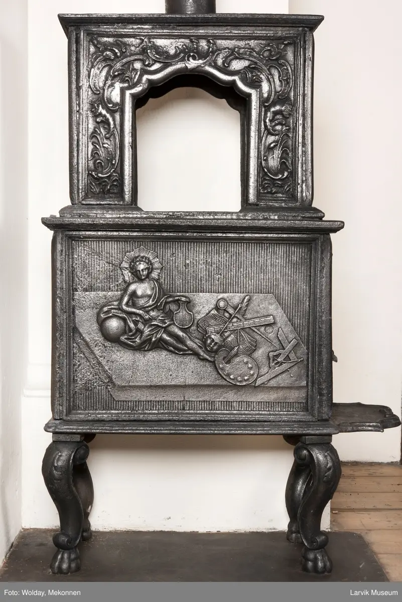 1. etasje langside: Apollon som de skjønne kunsters gud, riflet bunn. 
1. etasje kortside: Øverst Pegasus, nederst grevekronet DSH (grevinne Dorthea Sophia Holsten død 1766) i speilmonogram.
2. etasje langside portalåpning med rokokko-ornamentikk.  
2. etasje kortside: kildenymfe med rinnende urne.