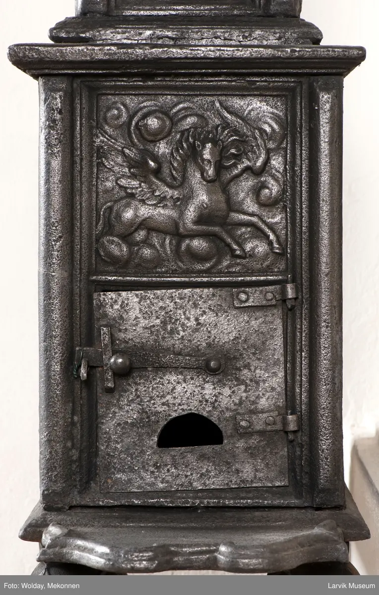 1. etasje langside: Apollon som de skjønne kunsters gud, riflet bunn. 
1. etasje kortside: Øverst Pegasus, nederst grevekronet DSH (grevinne Dorthea Sophia Holsten død 1766) i speilmonogram.
2. etasje langside portalåpning med rokokko-ornamentikk.  
2. etasje kortside: kildenymfe med rinnende urne.