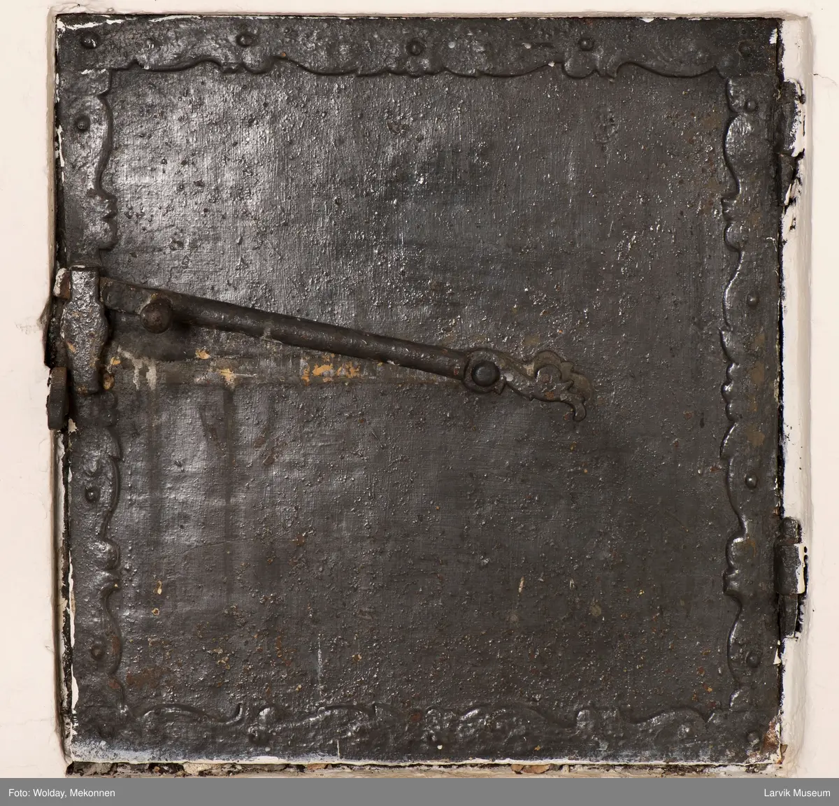 1. etasje langside: Apollon som de skjønne kunsters gud, riflet bunn. 
1. etasje kortside: Øverst Pegasus, nederst grevekronet DSH (grevinne Dorthea Sophia Holsten død 1766) i speilmonogram.
2. etasje langside portalåpning med rokokko-ornamentikk.  
2. etasje kortside: kildenymfe med rinnende urne.