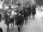 Regementets högtidsdag 20/9 1946 på K 4 i Umeå. Främre ryttare (standarförare) lt Berthold Dieden (till vänster), Gustaf De Geer (till höger), serg Uno Dahlgren bakom De Geer.