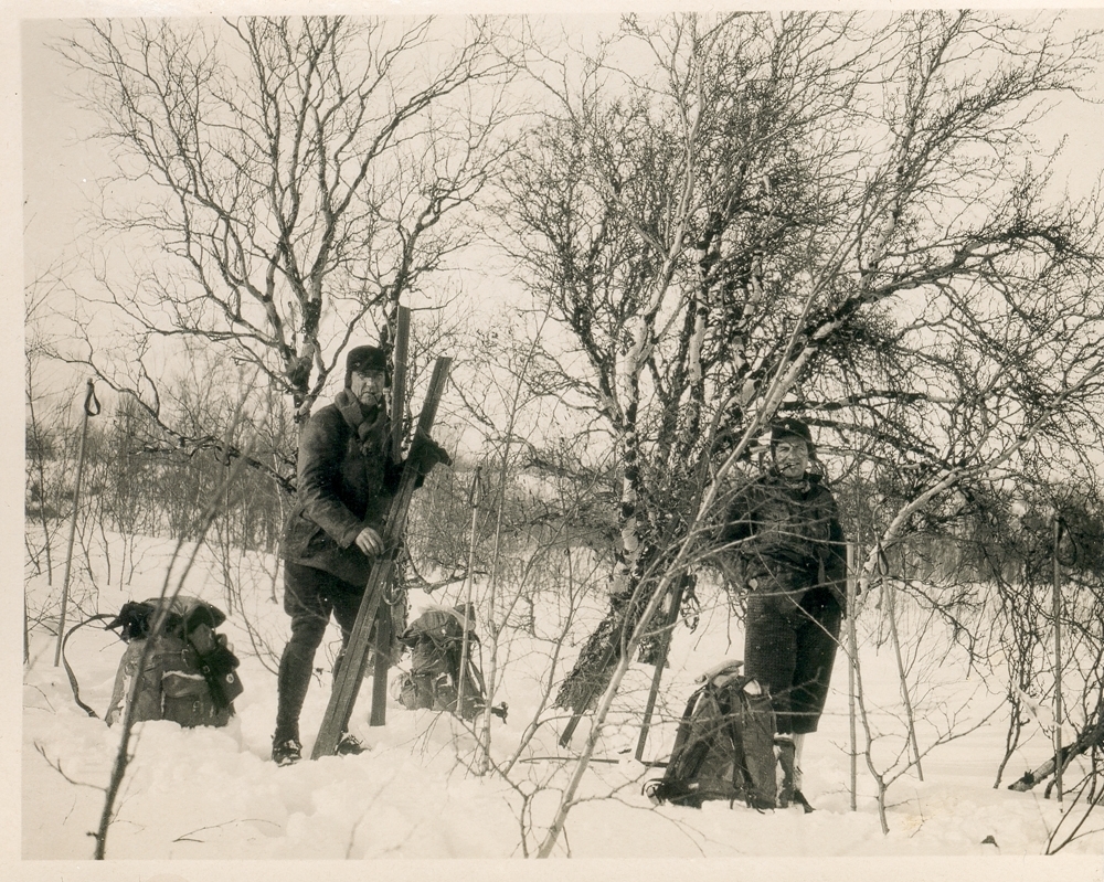 To menn utendørs. Skiutstyr. Sekker. Vinter og snø.