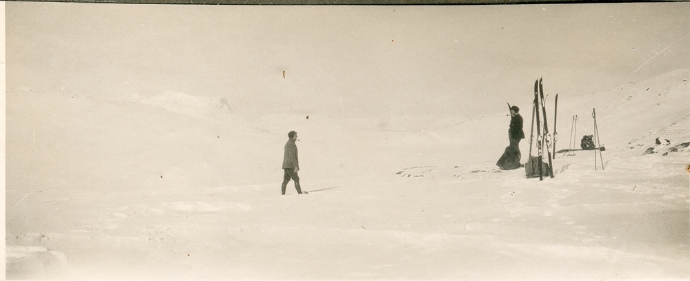 To menn i snødekt landskap. Skiutstyr. Skitur.