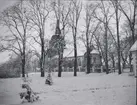 Tuna kyrka. I närheten av Tuna gård.