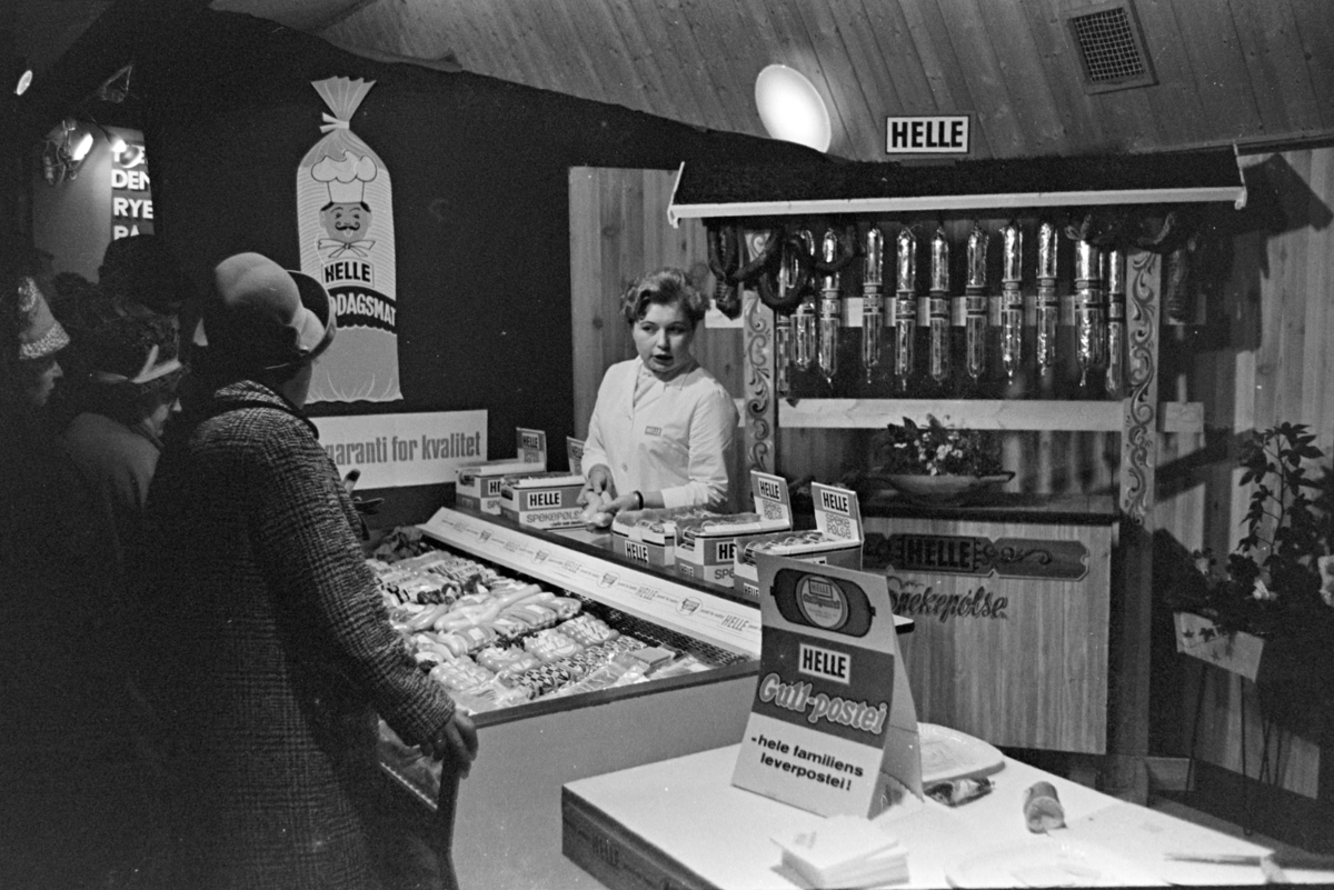 Kjøkkenutstilling i Hamarhallen, stand, Helle slakteri, demonstrasjon, gullpostei,spekepølse, ukjent kvinne.