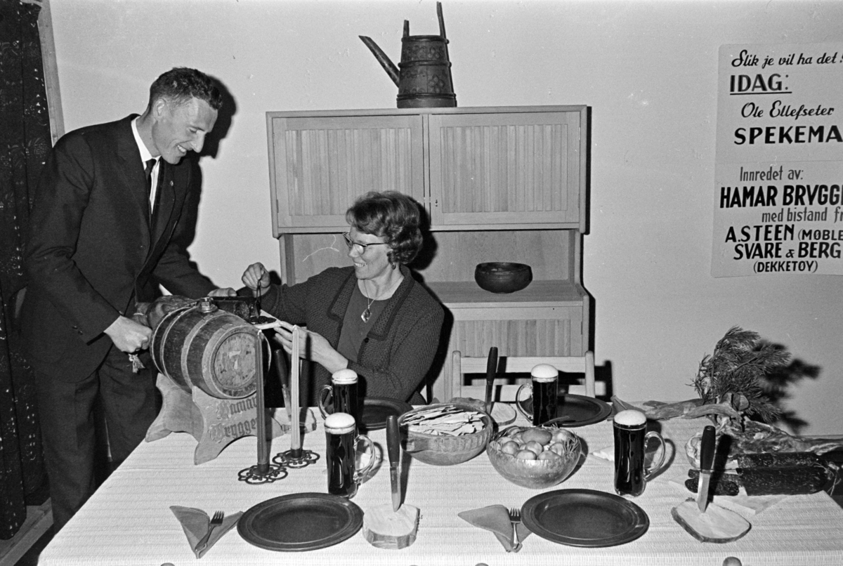 Kjøkkenutstilling i Hamarhallen, Stand Hamar Bryggeri, Ole Ellefsæter skjenker øl til Alfhild Sundheim.