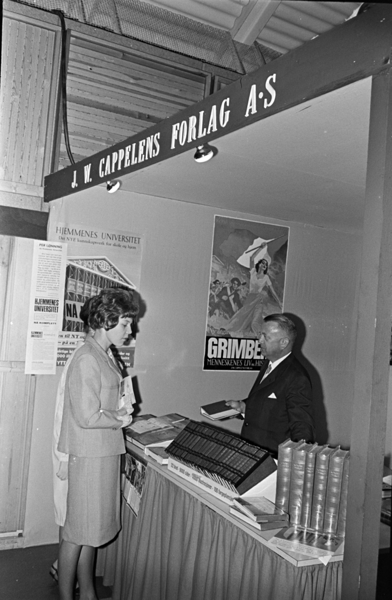 Kjøkkenutstilling i Hamarhallen, stand, J.W.Cappelens forlag.