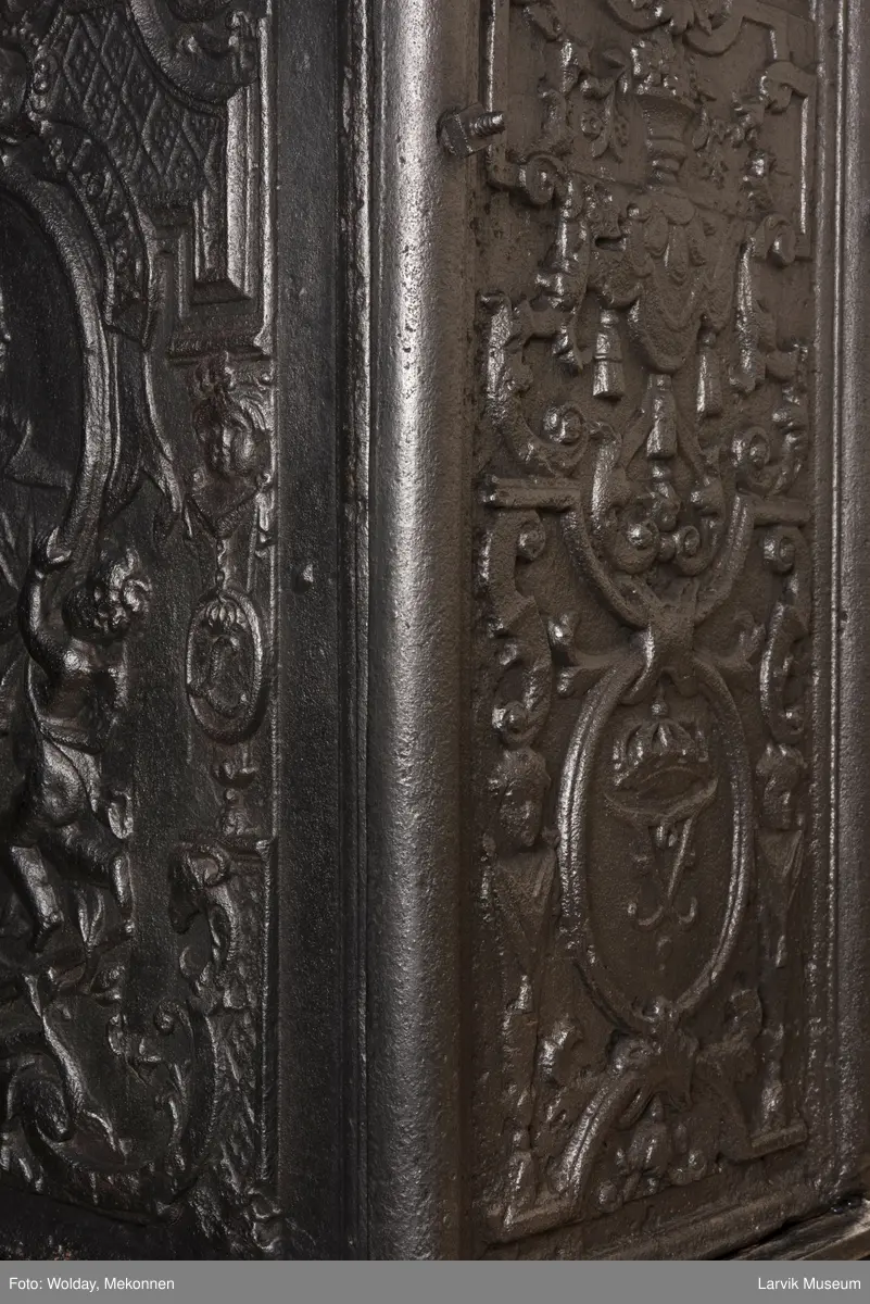 Ovnen har understell, bunnplate, sideplater, frontplate, bakplate og topp, røykkasse, røykerør og to messinghoder. Røykerøret er litt løst.