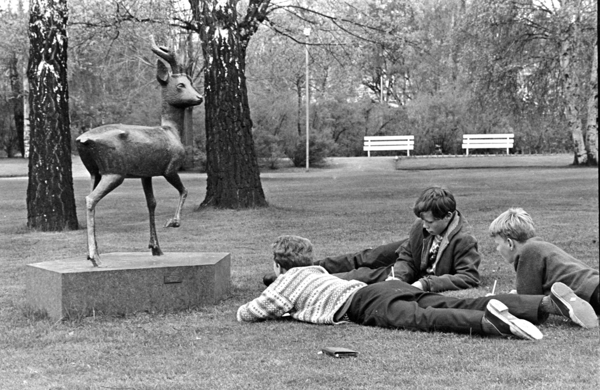 Tegnetime i Strandgateparken, ukjente elever.