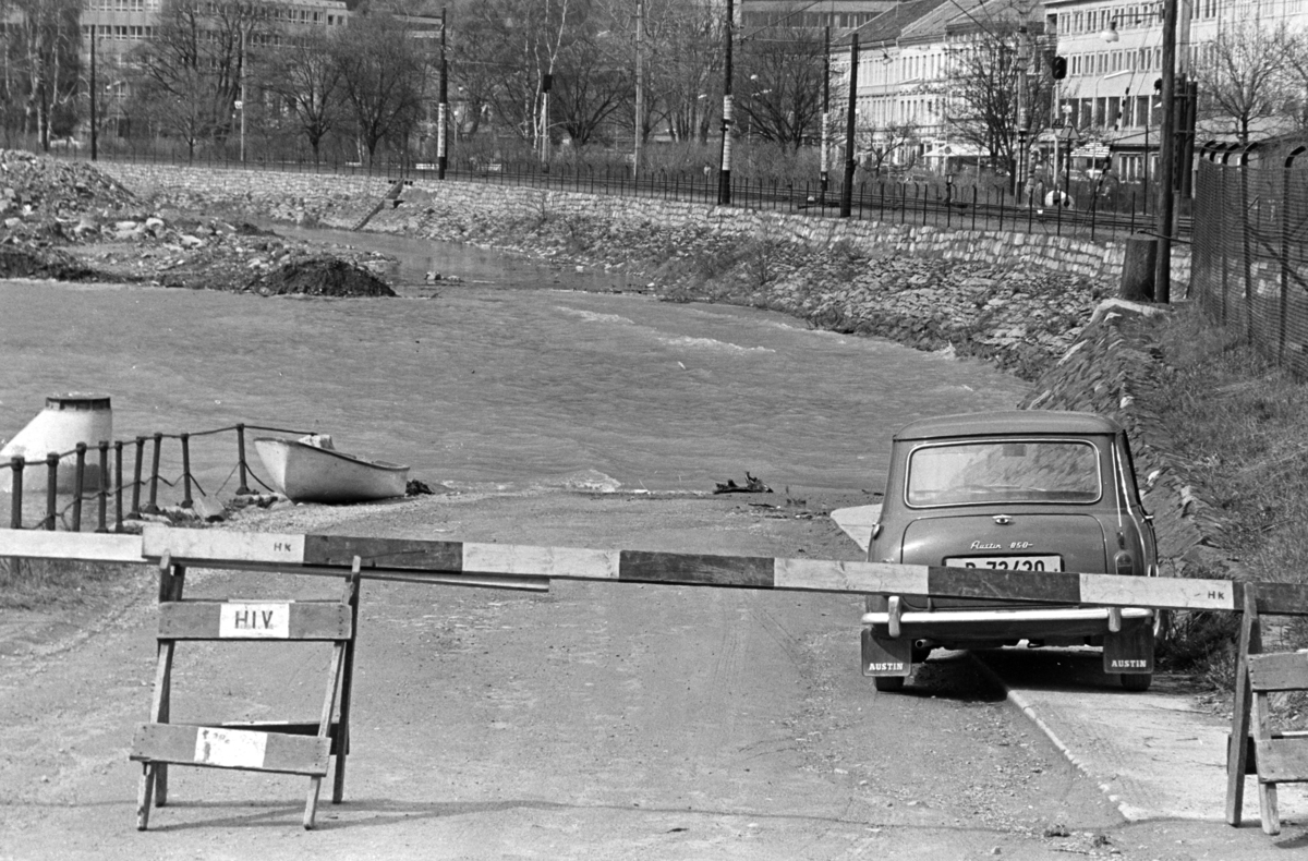 Flom i Mjøsa ved Victoria-undergangen, åttemetersplanet, vegsperring, Austin 850 D-