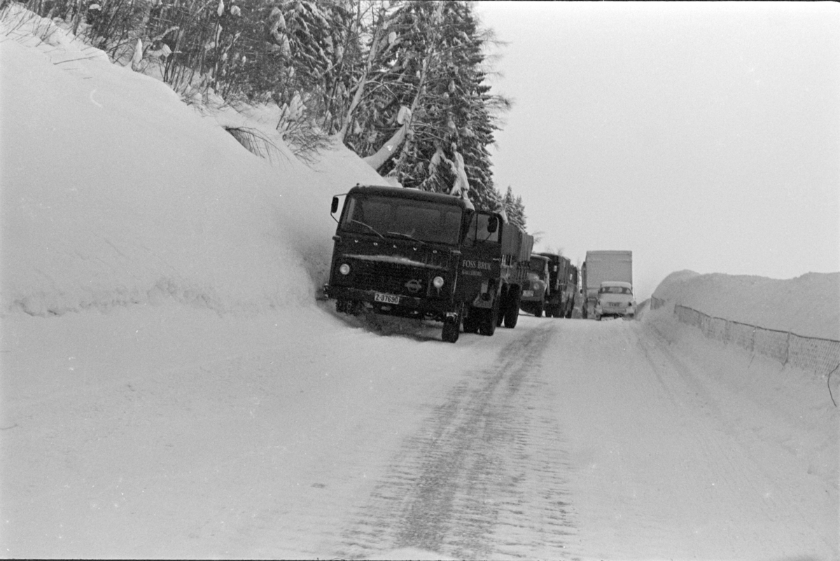 Trafikkaos, vinterveg, vinterføre, snø, bilkø, påsketrafikk, Volvo lastebil Foss Bruk Z-37690, ukjent sted.