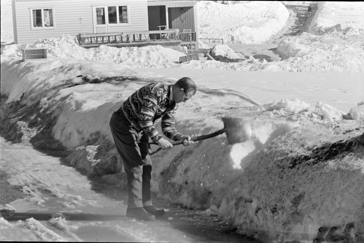 Vårløsning,snøsmelting,ukjent mann leder vann i grøft. Ridabu (?)