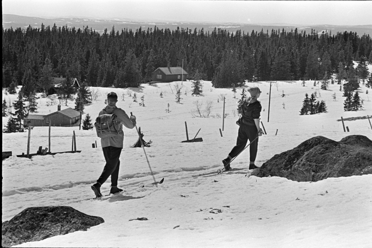 Sjusjøen,skiturister,ryggsekk, hytter.