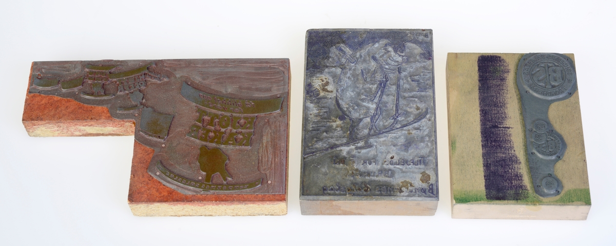 I alt 20 klisjeer som viser ulike figurer brukt i reklame for Bøndernes Salgslag. De er kommet i en samlebokss fordi det er ulike deler og/eller vanskelig å tyde. For oversikt se "Andre opplysninger". Det er også en pose med ubrukt materiale til produksjon av klisjeer (etsing).