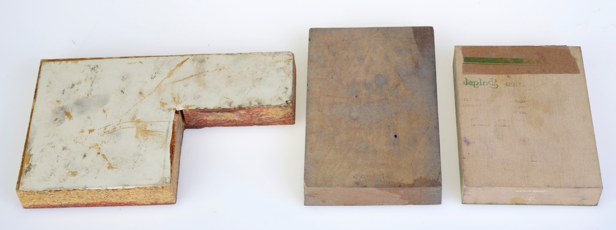 I alt 20 klisjeer som viser ulike figurer brukt i reklame for Bøndernes Salgslag. De er kommet i en samlebokss fordi det er ulike deler og/eller vanskelig å tyde. For oversikt se "Andre opplysninger". Det er også en pose med ubrukt materiale til produksjon av klisjeer (etsing).