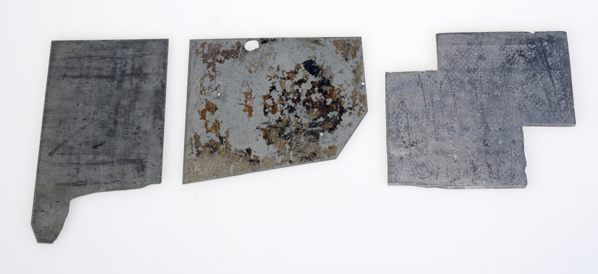 I alt 20 klisjeer som viser ulike figurer brukt i reklame for Bøndernes Salgslag. De er kommet i en samlebokss fordi det er ulike deler og/eller vanskelig å tyde. For oversikt se "Andre opplysninger". Det er også en pose med ubrukt materiale til produksjon av klisjeer (etsing).