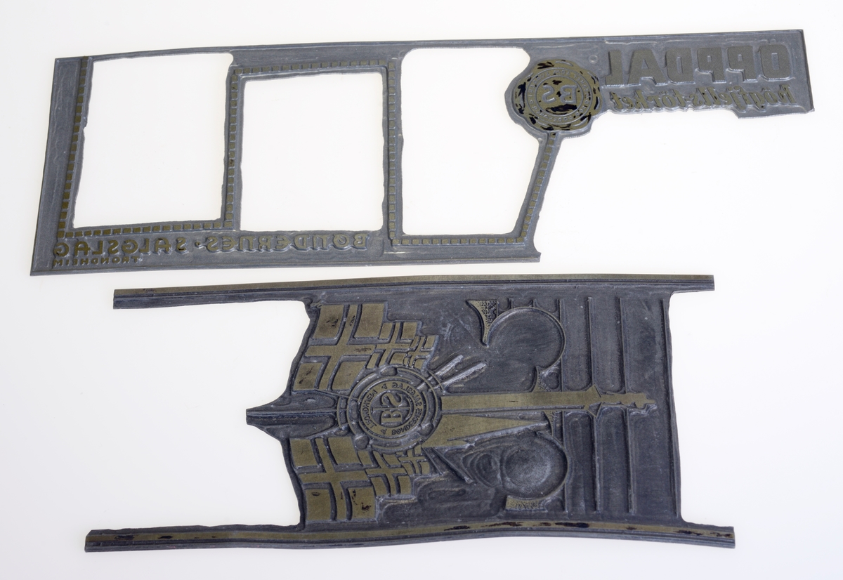 I alt 20 klisjeer som viser ulike figurer brukt i reklame for Bøndernes Salgslag. De er kommet i en samlebokss fordi det er ulike deler og/eller vanskelig å tyde. For oversikt se "Andre opplysninger". Det er også en pose med ubrukt materiale til produksjon av klisjeer (etsing).