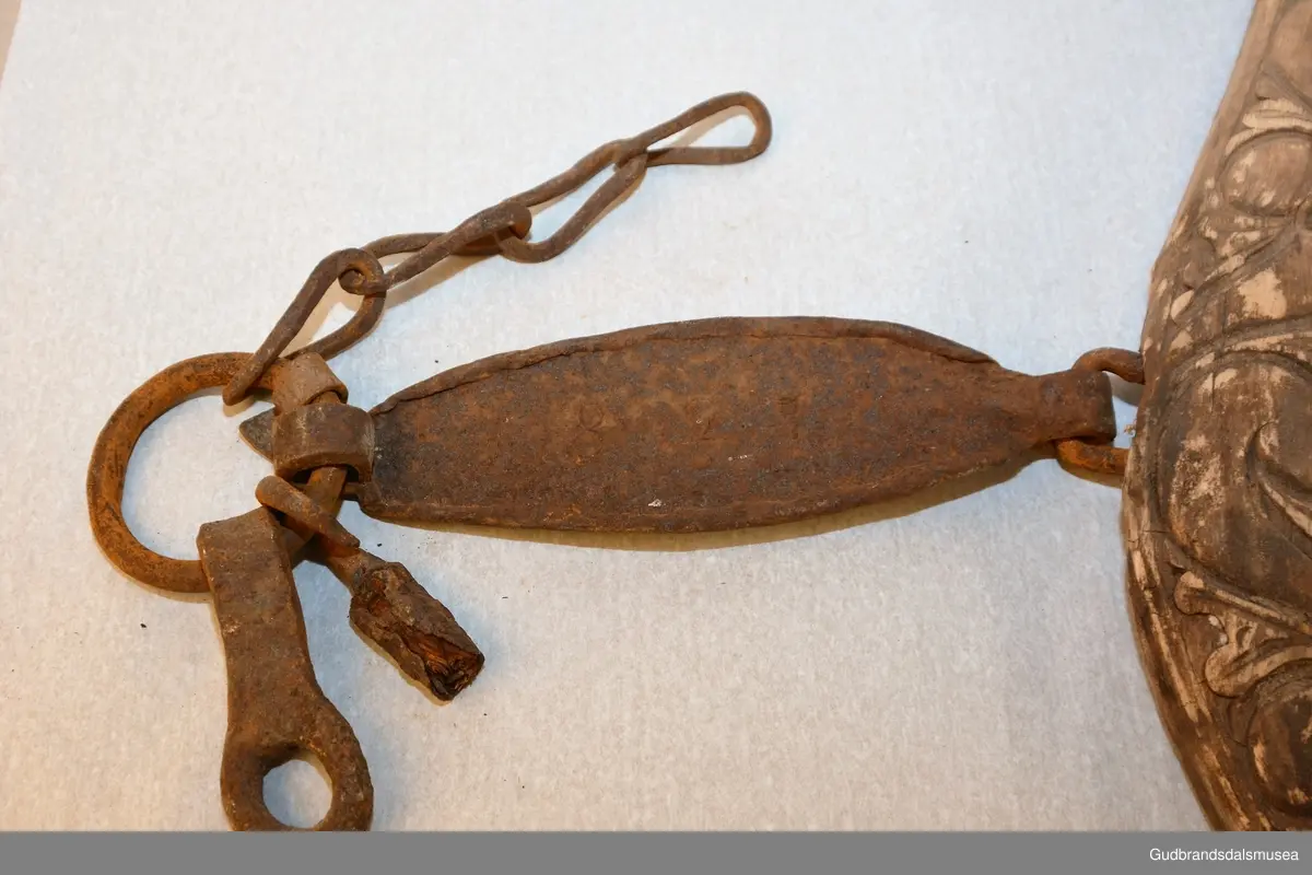 Et par bogtrær med drått og orering i jern. Høvre med ringer av jern for tømmer, to fester av jern for oppholdsreimer, jernbøyle for ryggreim.
DEKOR. Sammenhengende akantusranke i barokkstil med mye bladverk. Den forenklede akantusskurden er et stiltrekk som hører hjemme på slutten av 1700-tallet, begynnelsen på 1800-tallet. (Se også LBY0150b; LBY0151a, b). Inskripsjonen på dråtten P J S E 1827 står antakelig for Peder Johannessen Enstad, f. 1798, d. 1828, gardbruker på Sørpå Enstad fra 1820. Årstallet 1827 antas å være produksjonsåret for høvret og bogtreet.
BRUK. Høvre og bogtre hører sammen. De utgjør de primære festeanordningene for seletøyet og medvirker til å fordele trekkbelastningen på en hensiktsmessig måte. Høvren er plassert fremme over ryggen på hesten. Den har huller eller ringer som tømmene blir ført igjennom og er i tillegg festepunkt for rygg- og bære-/oppholdsreimer. Bærereimene går videre nedover og er koplet til draget/skåken.
Bogtrærne er festet til hverandre over nakken med en nakkereim og rundt brystet med en brystreim. Midt på treet er det hull for feste av dråtten. Dråtten, en 6-7 cm. bred, stiv lærreim, blir i motsatt ende festet til draget/skåken.