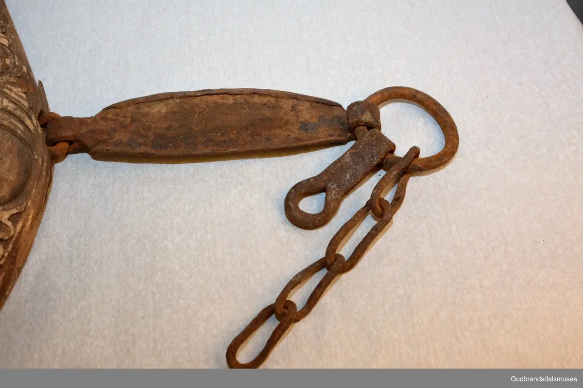 Et par bogtrær med drått og orering i jern. Høvre med ringer av jern for tømmer, to fester av jern for oppholdsreimer, jernbøyle for ryggreim.
DEKOR. Sammenhengende akantusranke i barokkstil med mye bladverk. Den forenklede akantusskurden er et stiltrekk som hører hjemme på slutten av 1700-tallet, begynnelsen på 1800-tallet. (Se også LBY0150b; LBY0151a, b). Inskripsjonen på dråtten P J S E 1827 står antakelig for Peder Johannessen Enstad, f. 1798, d. 1828, gardbruker på Sørpå Enstad fra 1820. Årstallet 1827 antas å være produksjonsåret for høvret og bogtreet.
BRUK. Høvre og bogtre hører sammen. De utgjør de primære festeanordningene for seletøyet og medvirker til å fordele trekkbelastningen på en hensiktsmessig måte. Høvren er plassert fremme over ryggen på hesten. Den har huller eller ringer som tømmene blir ført igjennom og er i tillegg festepunkt for rygg- og bære-/oppholdsreimer. Bærereimene går videre nedover og er koplet til draget/skåken.
Bogtrærne er festet til hverandre over nakken med en nakkereim og rundt brystet med en brystreim. Midt på treet er det hull for feste av dråtten. Dråtten, en 6-7 cm. bred, stiv lærreim, blir i motsatt ende festet til draget/skåken.