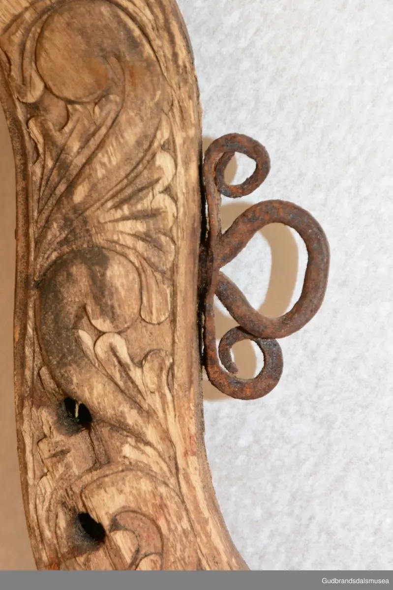 Et par bogtrær med drått og orering i jern. Høvre med ringer av jern for tømmer, to fester av jern for oppholdsreimer, jernbøyle for ryggreim.
DEKOR. Sammenhengende akantusranke i barokkstil med mye bladverk. Den forenklede akantusskurden er et stiltrekk som hører hjemme på slutten av 1700-tallet, begynnelsen på 1800-tallet. (Se også LBY0150b; LBY0151a, b). Inskripsjonen på dråtten P J S E 1827 står antakelig for Peder Johannessen Enstad, f. 1798, d. 1828, gardbruker på Sørpå Enstad fra 1820. Årstallet 1827 antas å være produksjonsåret for høvret og bogtreet.
BRUK. Høvre og bogtre hører sammen. De utgjør de primære festeanordningene for seletøyet og medvirker til å fordele trekkbelastningen på en hensiktsmessig måte. Høvren er plassert fremme over ryggen på hesten. Den har huller eller ringer som tømmene blir ført igjennom og er i tillegg festepunkt for rygg- og bære-/oppholdsreimer. Bærereimene går videre nedover og er koplet til draget/skåken.
Bogtrærne er festet til hverandre over nakken med en nakkereim og rundt brystet med en brystreim. Midt på treet er det hull for feste av dråtten. Dråtten, en 6-7 cm. bred, stiv lærreim, blir i motsatt ende festet til draget/skåken.