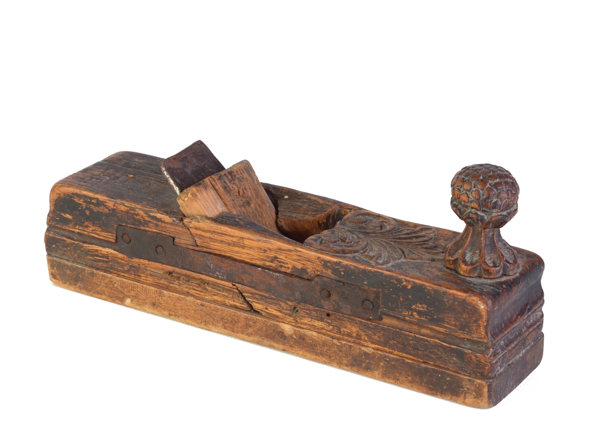Bladornament og utskåret knott.