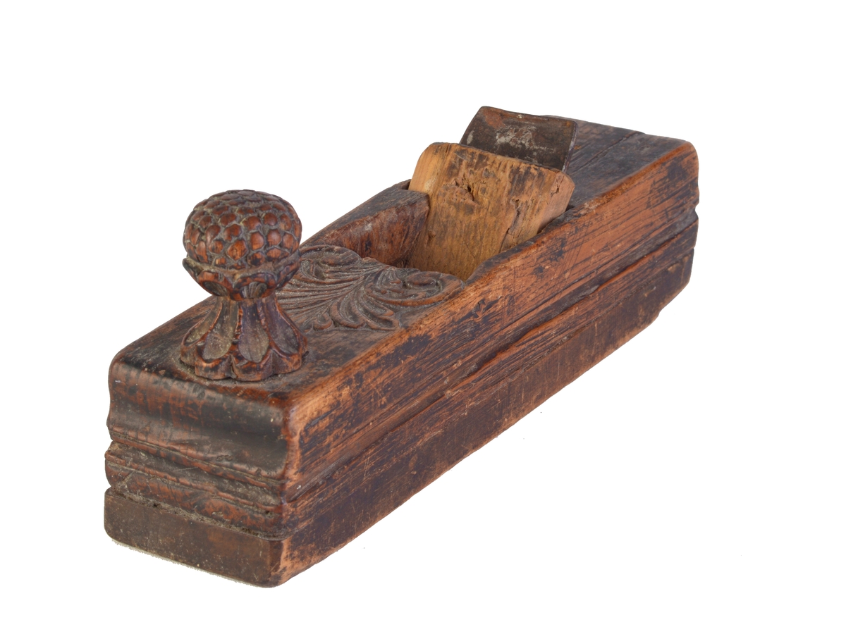Bladornament og utskåret knott.