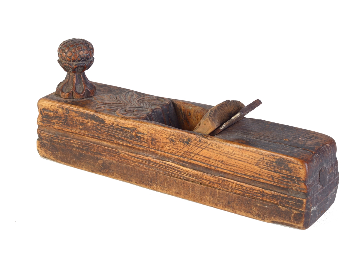 Bladornament og utskåret knott.
