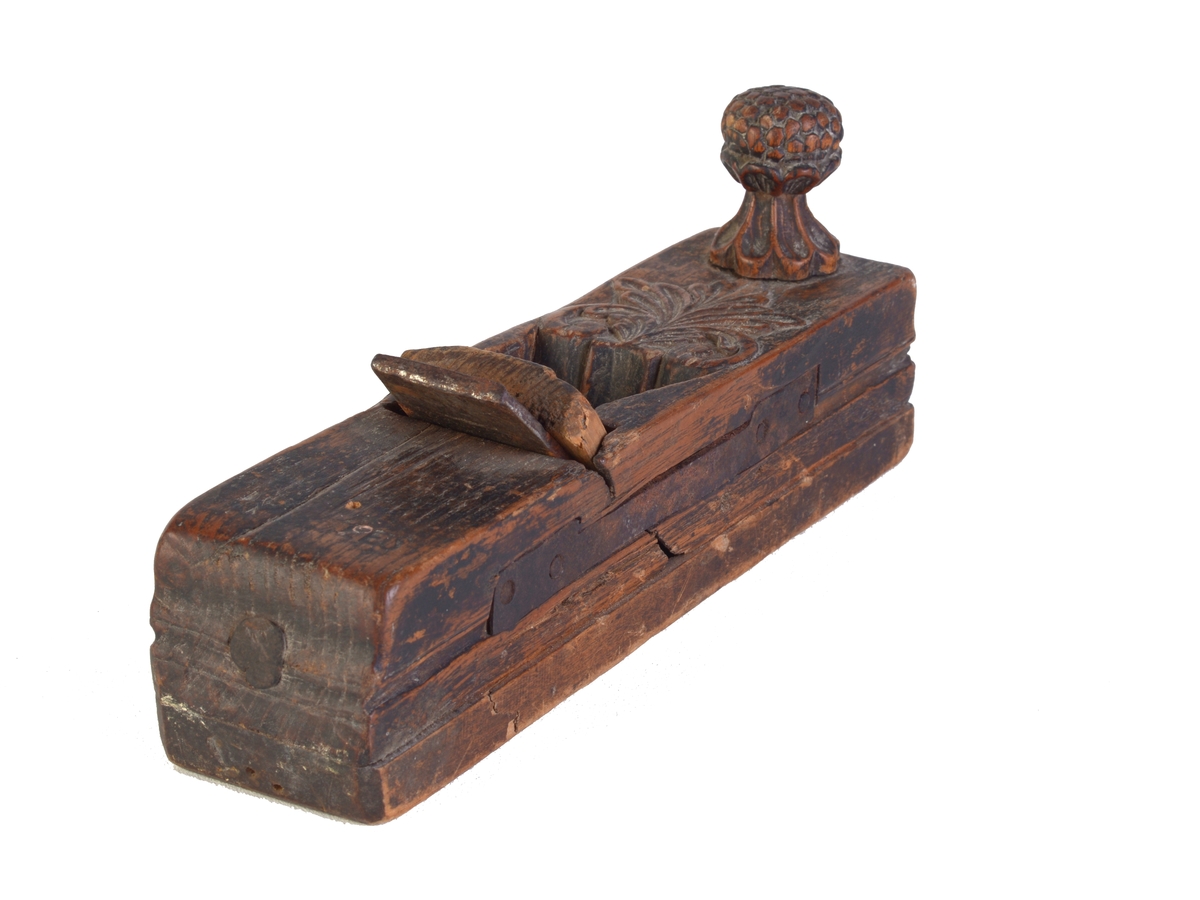 Bladornament og utskåret knott.