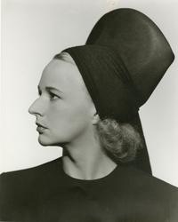 Hattmode. Gurli Lemon-Bernhard i hatt från Maison Marthe.