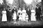 Fr.v. Valborg Åsberg, Axel Lindström. 
Familjen Strid; Bertil, Viktor, Naemi, Kristina, Anny.
Familjen Lind; Viktoria, Enid, Karsemir.
Maria och Karl Strand.