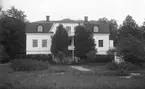 Kloster har fått sitt namn av Gudsberga Kloster. Klosters herrgård, där brukspatronen bodde.