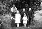 Familjen Strid. Sittande från vänster Kristina och Viktor Strid. Stående fr.v. Berta, Naemi, Anny och Bertil. Mårtsbo, Torsåker.