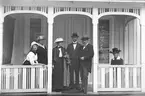 Gruppfoto på verandan.