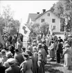 Samling inför förbimarschen för H M Gustaf VI Adolf under hans 