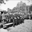 Livskv minnessten vid Fellingsbro avtäckes. I främre raden från vänster: major Afzelius, major H Ling-Vannerus, överste E Flodström, överste G Bergenstråhle och major Littorin.