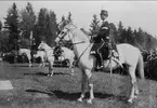 Standar och standarvakt beridna på enbart vita hästar i samband med avtäckande av livskvadronens minnessten vid Fellingsbro, 6 juni 1948. Deputationer från grenadjärerna och husarerna deltog, Fellingsbros manskör sjöng och stor var uppslutningen av traktens befolkning.