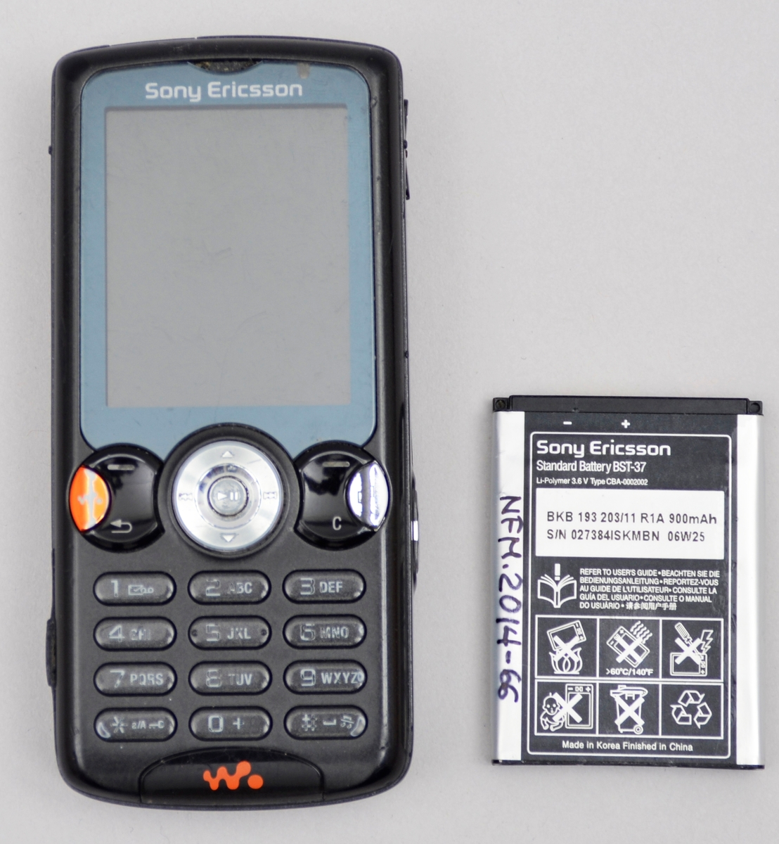 Rektangulær. Tastar og skjerm på eine sida. Kamera på andre. 1,9 tommar skjerm. Kamera 2,0 megapixsler. Batteri.