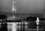 Stockholmsutställningen 1930. Festplatsen i kvällbelysningen. Reklam för bland annat Läkerol