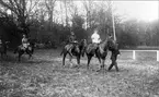 Kennedy, Wehtje, Rudenskiöld. Strömsholmskursen 1916. Steeplechase på Österängen, parad för domaren.