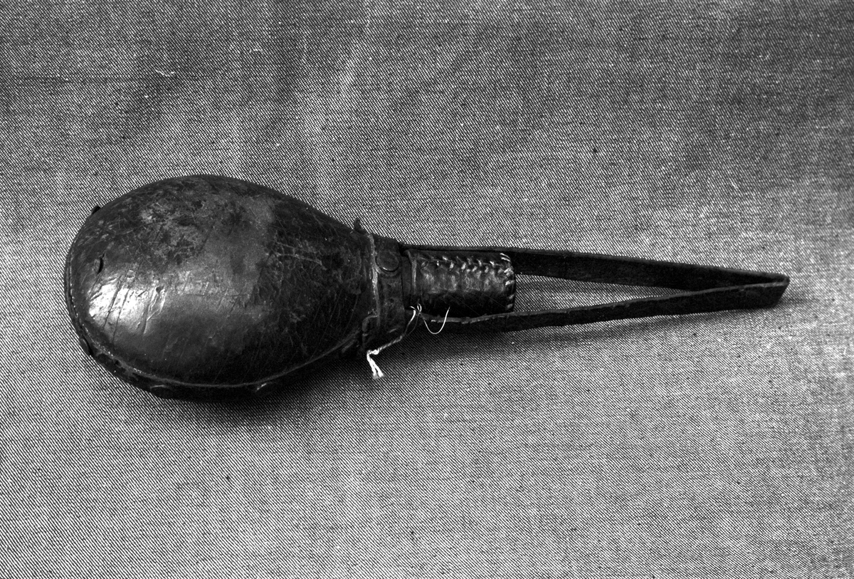 Kruttflaske med kork i lær.