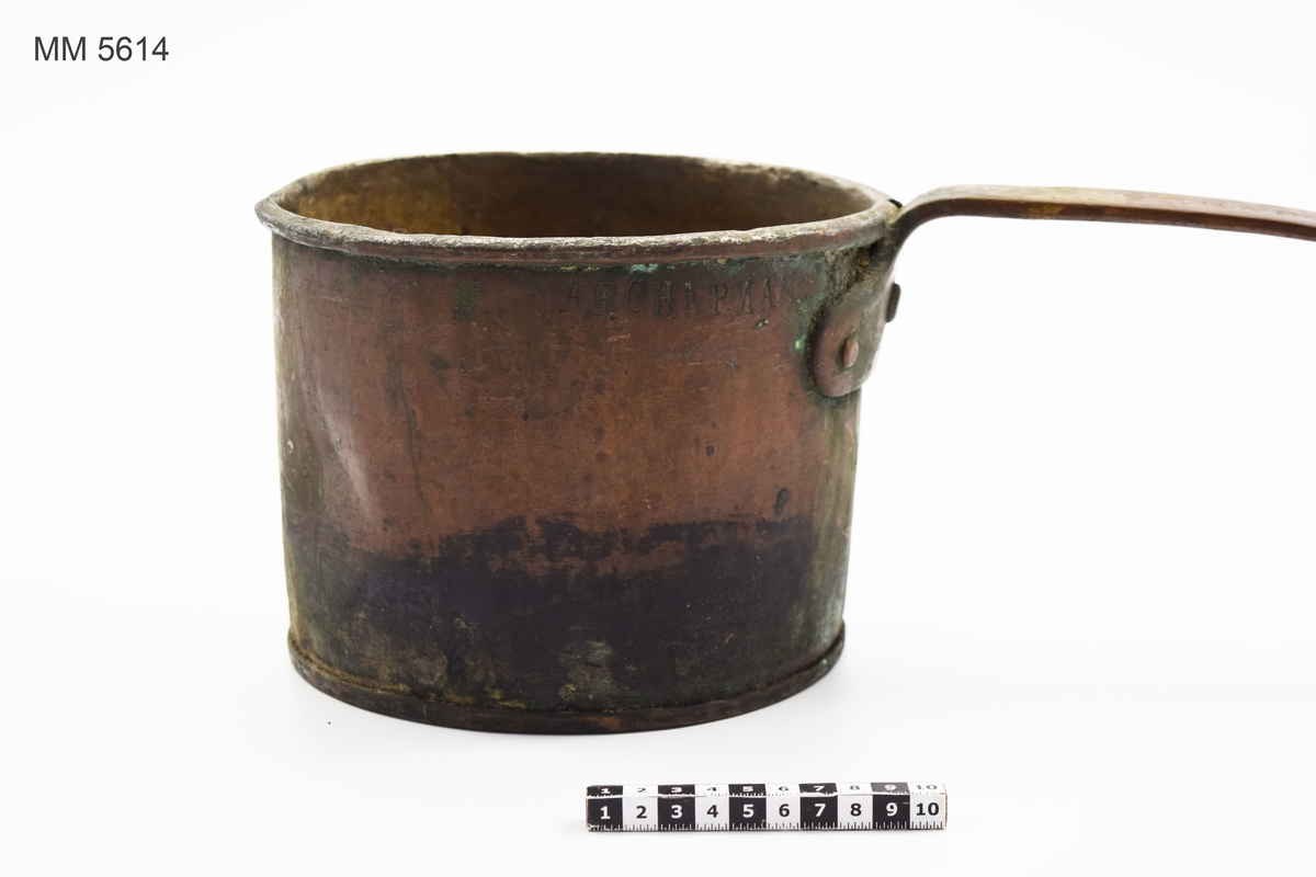 Kittel koppar med lock och försedd med handtag. Från 1862. Cylindrisk. Stämpel: Vanadis samt J och C G Bolinders Stockholm på handtaget.