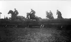 Strömsholmskursen 1916. Steeplechase på österängen.