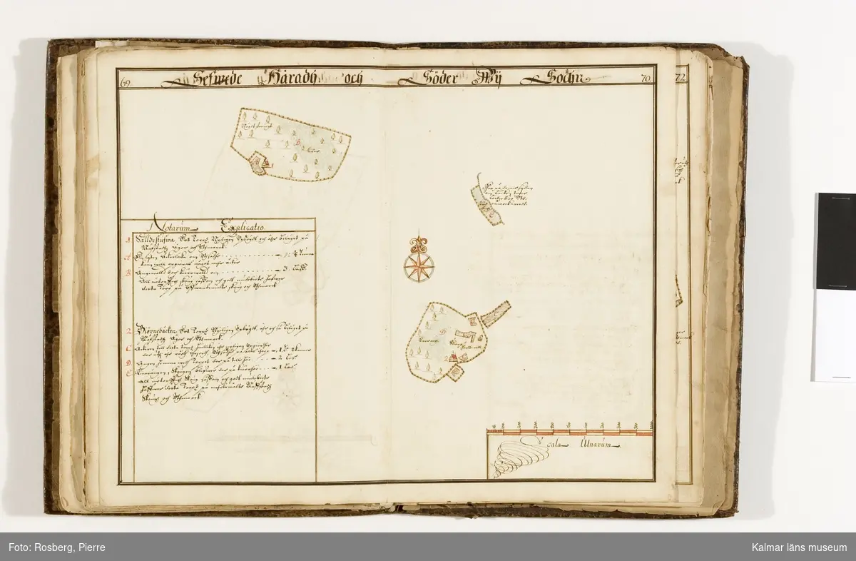 KLM 10928 Kartor, samling. Över Ålhults egendom. Kartorna inbundna i en volym med skinnpärm. Innehåller ett löst ark, mått: 53 x 31 cm, med plan och fasadritning på Tvene flyglar vid Pauliström. En inklistrad karta, mått: 95 x 40 cm, över Ålhults sätesgård, Daterad: 1660. Därefter Ålhults sätesgårds hela gårdsinnehav 1670-1671, 86 sidor, en gård per uppslag. Volymen har funnits på Ålhults säteri.